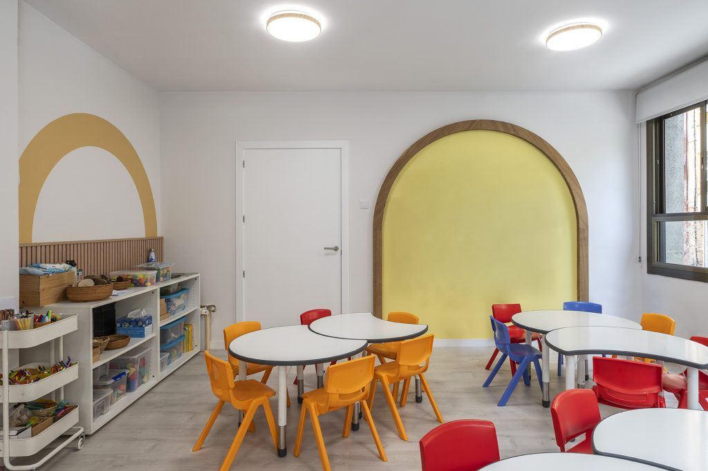 Espacios de aprendizaje en la Escola Mare de Déu de Núria diseñados desde la humanización, con mobiliario adaptado y entornos que acompañan el aprendizaje infantil.
