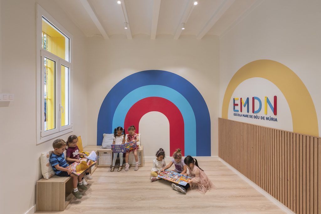 Color en los espacios escolares que fomenta el aprendizaje