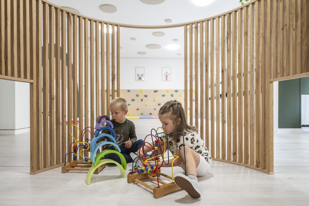 Niños utilizando mobiliario educativo manipulativo en un espacio escolar diseñado para fomentar la autonomía, el juego y el aprendizaje activo.