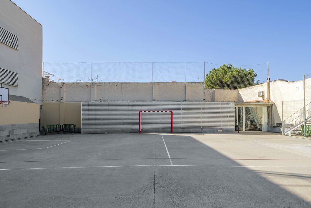 Patios escolares antes de la intervención, con un diseño rígido y pavimentado que limita los usos y la ocupación diversa del espacio.
