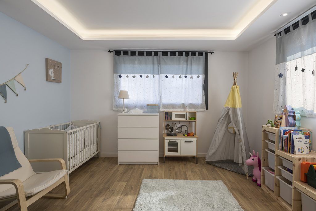 Espacios infantiles en casa con zona de juego, rincón creativo y mobiliario adaptado para favorecer el bienestar y el desarrollo infantil.