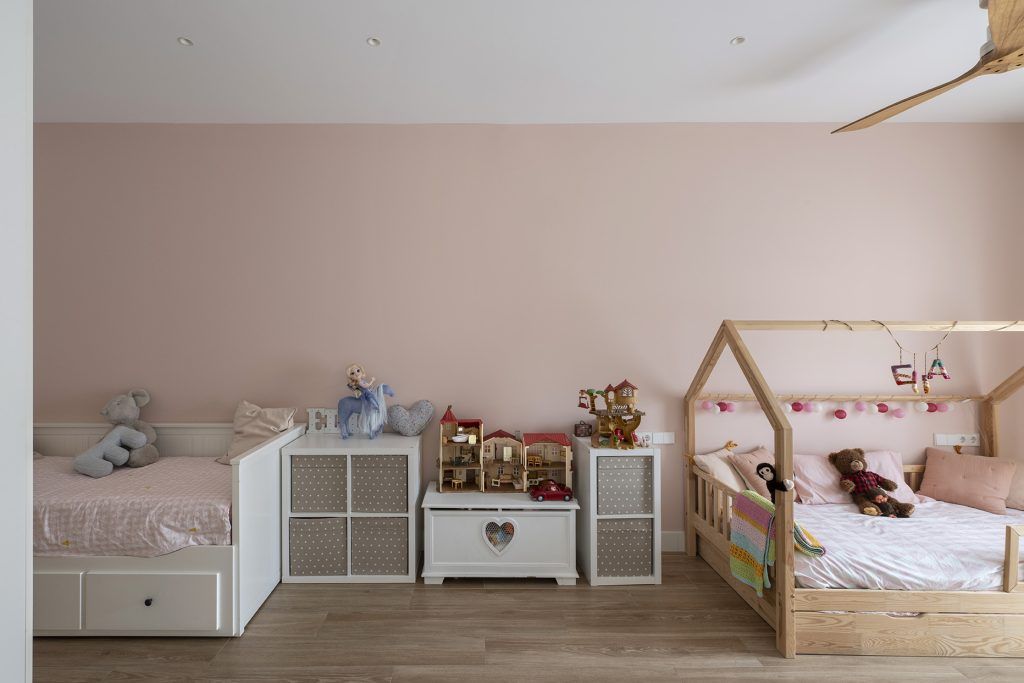 Espacios infantiles compartidos diseñados para el descanso, la autonomía y el bienestar infantil dentro del hogar.