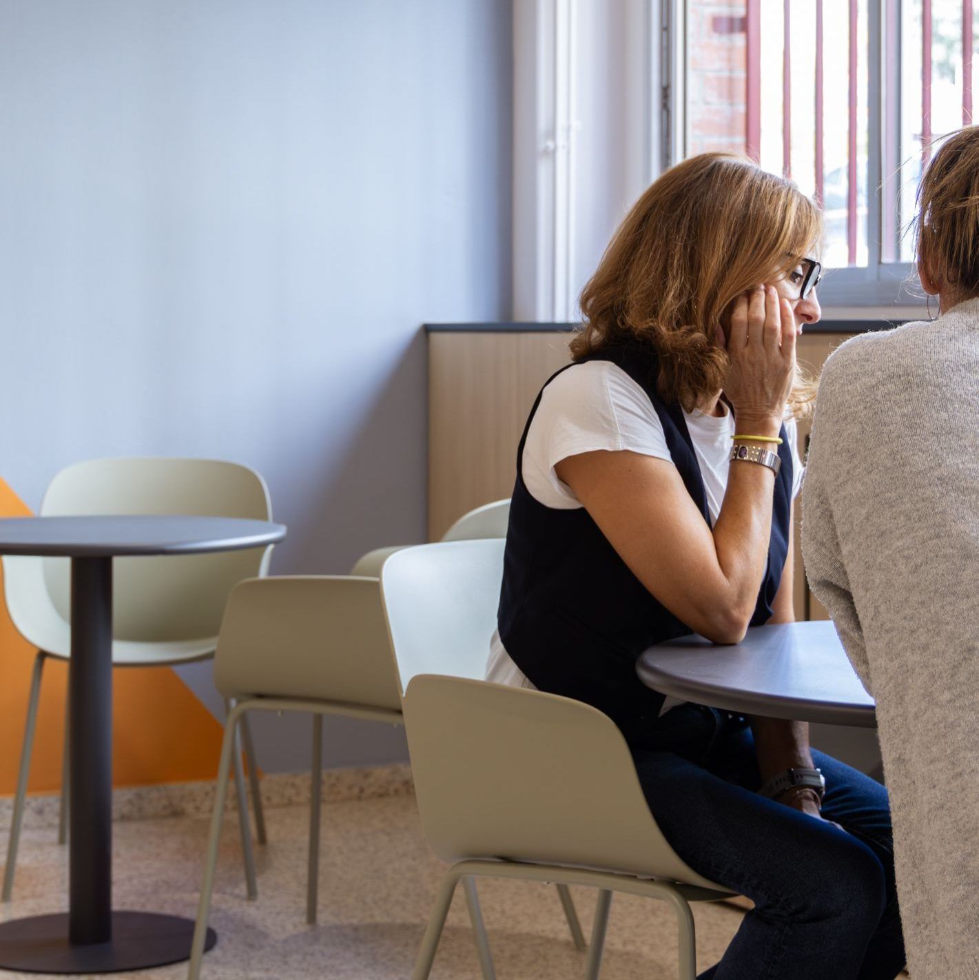 Espacio para profesores pensado para el bienestar del equipo docente, donde el diseño acompaña el trabajo, la conversación y los momentos de pausa.