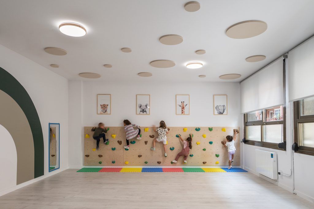 Arquitectura Humanizada para escuelas: Escuela Mare de Déu de Núria. Iluminación natural en la organización del aula escolar